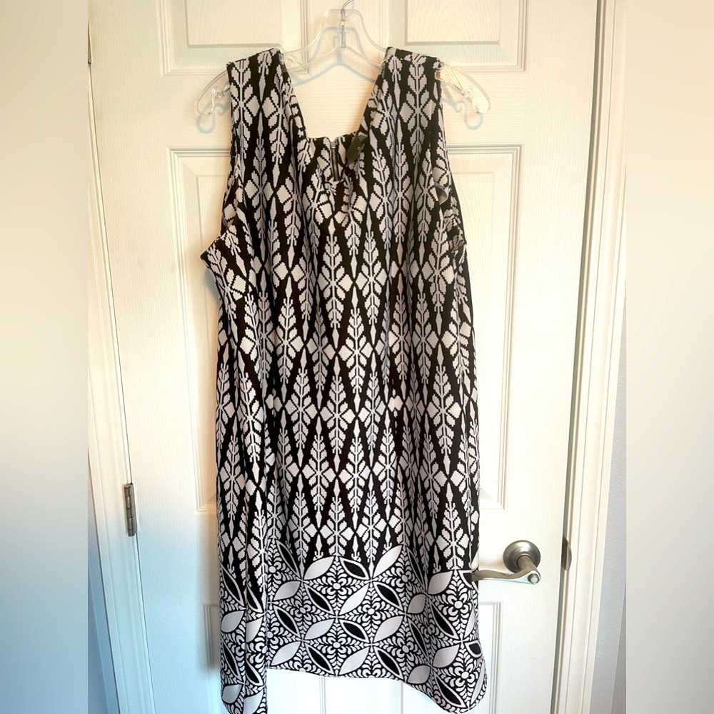 Taylor sleeveless sheath, size 22w